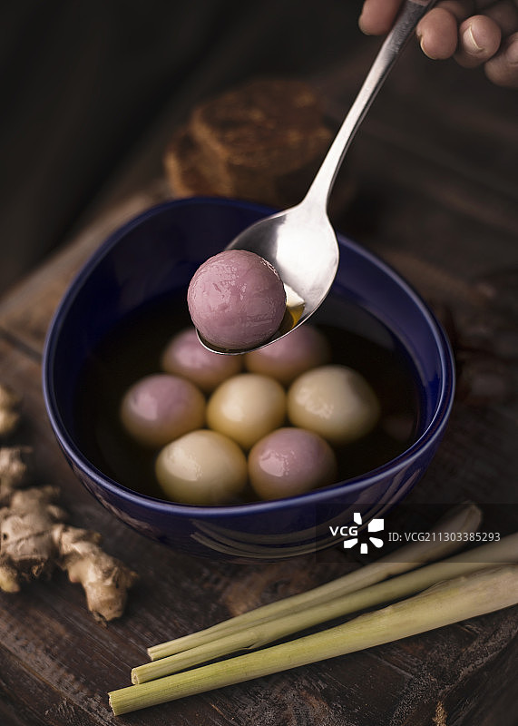 手持勺子喂食特写，印度尼西亚登巴萨图片素材