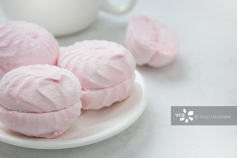 桌子上盘子里的冰淇淋特写图片素材