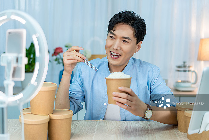 年轻男士在家直播图片素材