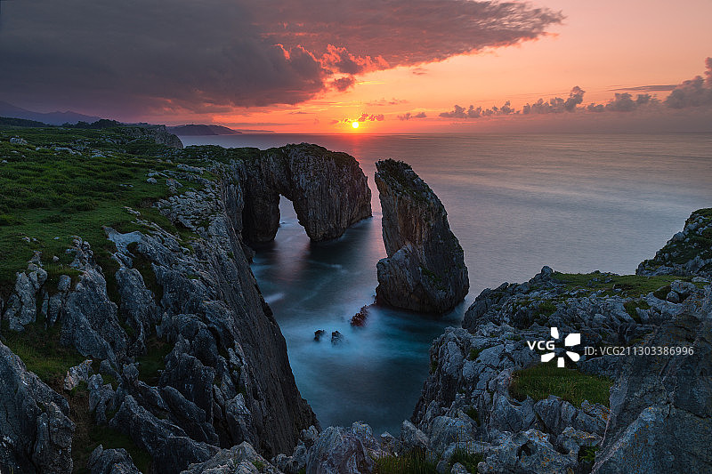 西班牙阿斯图里亚斯日落时分的海景图片素材