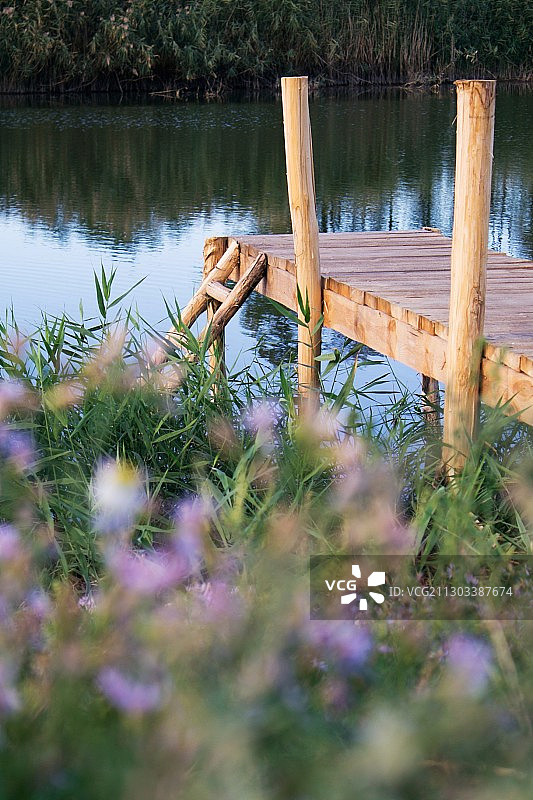 女人躺在湖上的码头上，俄罗斯罗斯托夫州卡沙尔斯基区图片素材