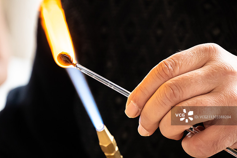 手持点燃的打火机特写图片素材