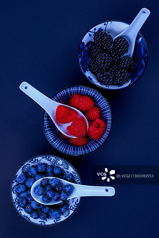 桌上碗中蓝莓的俯视图图片素材