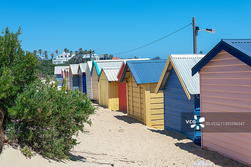 澳大利亚维多利亚州布莱顿的蓝色天空下的海滩小屋图片素材