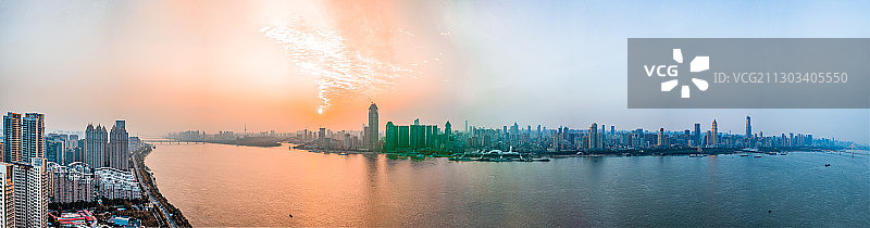 武汉长江大桥晴川桥龟山电视塔长江汉江交汇日落汉口片区图片素材