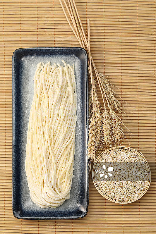 麦子燕麦仁与盘中面条图片素材