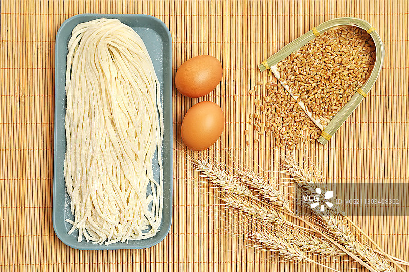 麦穗麦粒鸡蛋与盘中面条图片素材