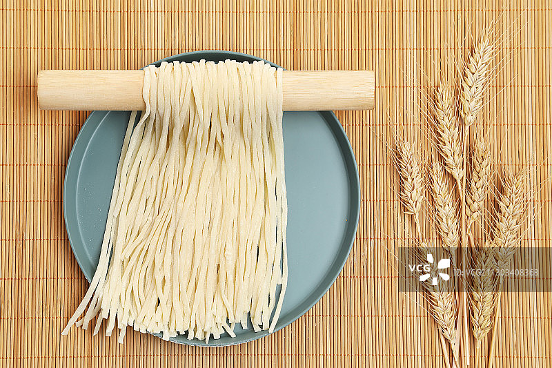 几根麦子与盘中面条图片素材