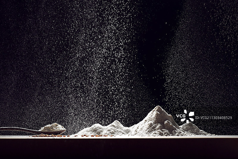 面粉创意设计雪山与下雪图片素材