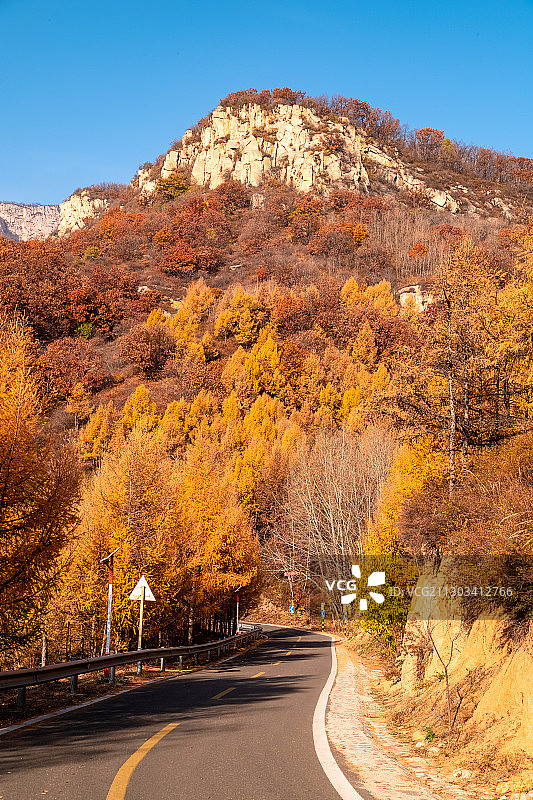 道路与秋天-喇叭沟门秋景图片素材