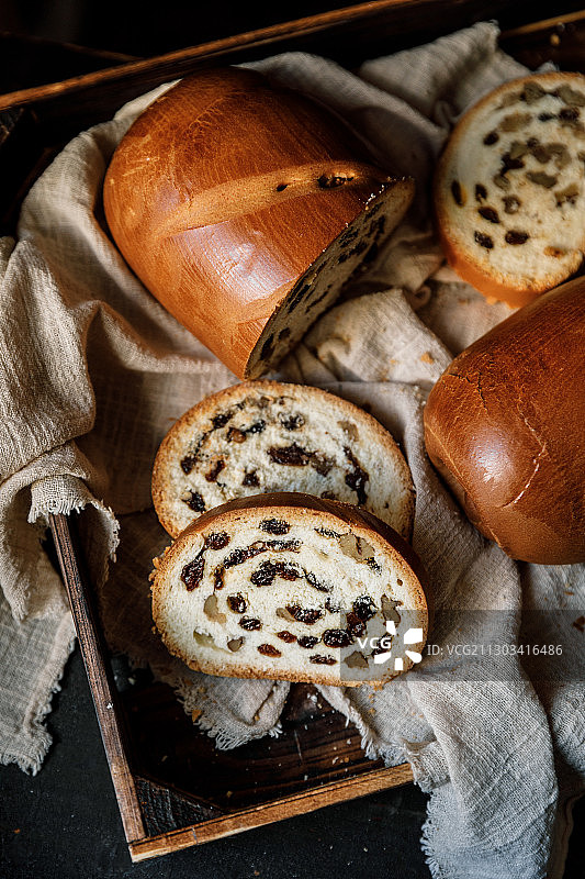 切片葡萄干核桃仁大列巴硬面包图片素材