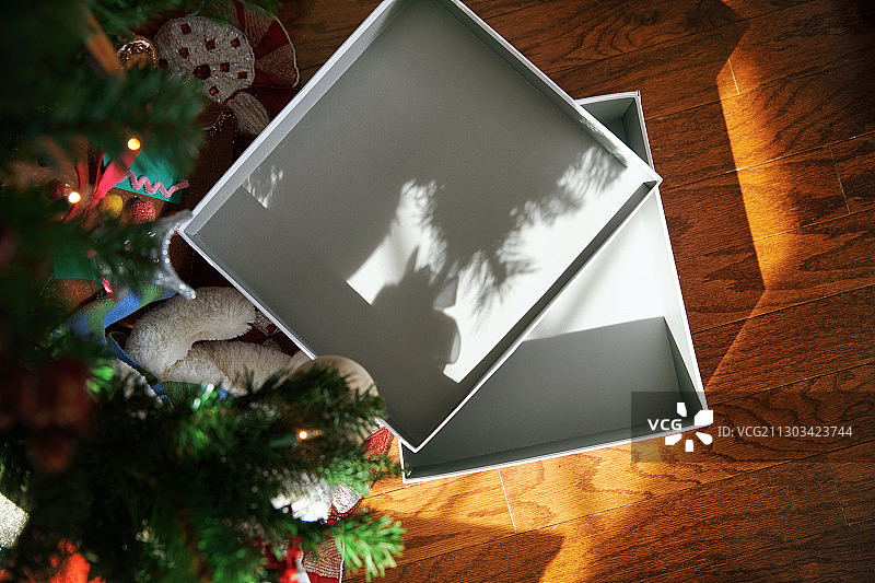 圣诞树旁的剩余圣诞礼物空盒图片素材