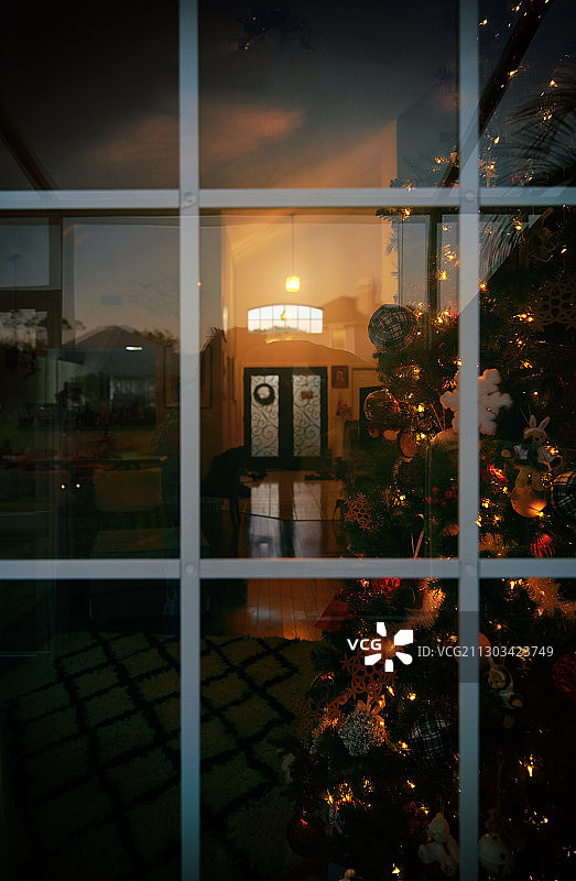 透过玻璃门看到的圣诞装饰房间图片素材