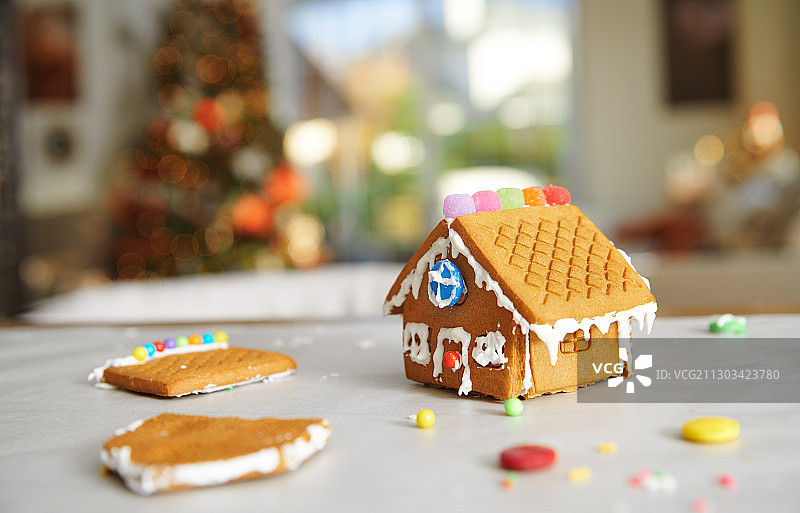 在圣诞装饰的房间里准备姜饼屋图片素材