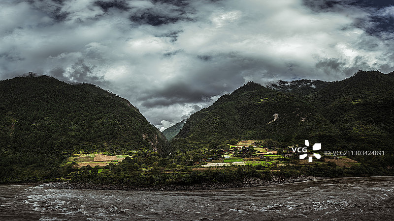 雨后雾里村图片素材