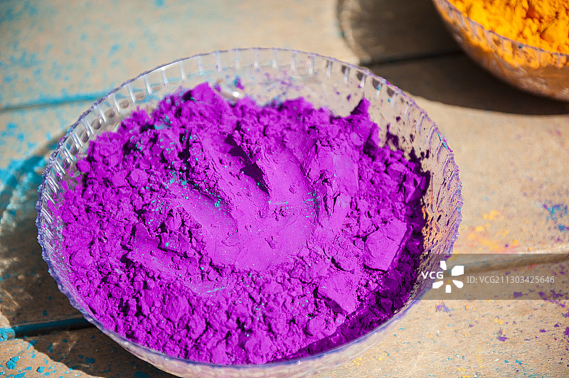 高角度拍摄的桌子上的紫色粉末涂料，洛杉矶，加利福尼亚州，美国图片素材