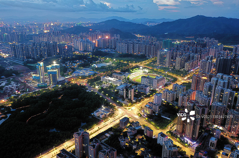 广东省惠州市大亚湾管委会中心区夜景华灯初上图片素材