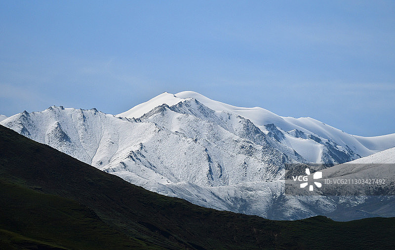 青海省海西格尔木昆仑山脉雪山图片素材