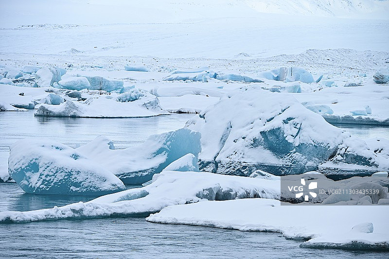 冰岛冰冻湖面风光图片素材