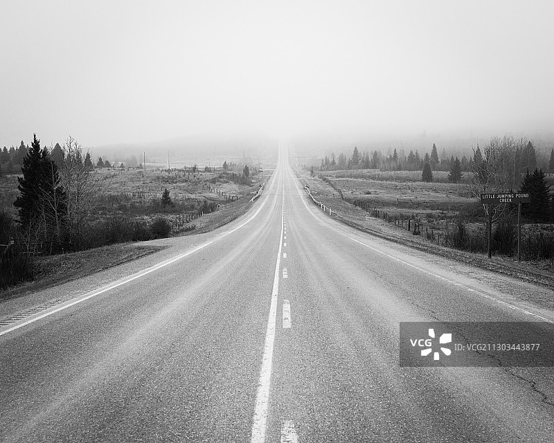 乡村景观中的空旷道路图片素材