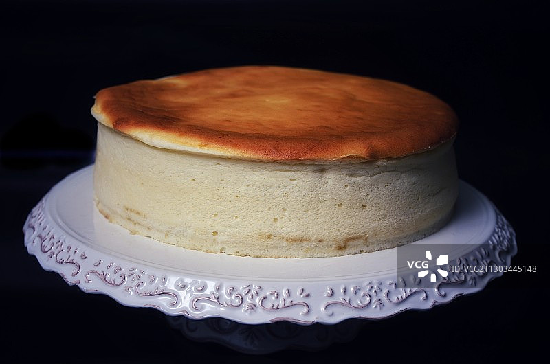 黑色背景下的蛋糕特写图片素材