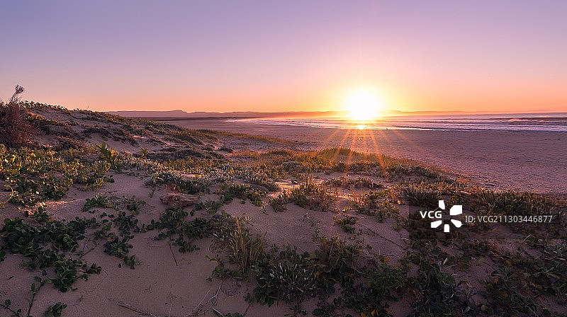 日落时分天空下的风景，南非东开普省杰弗里斯湾图片素材