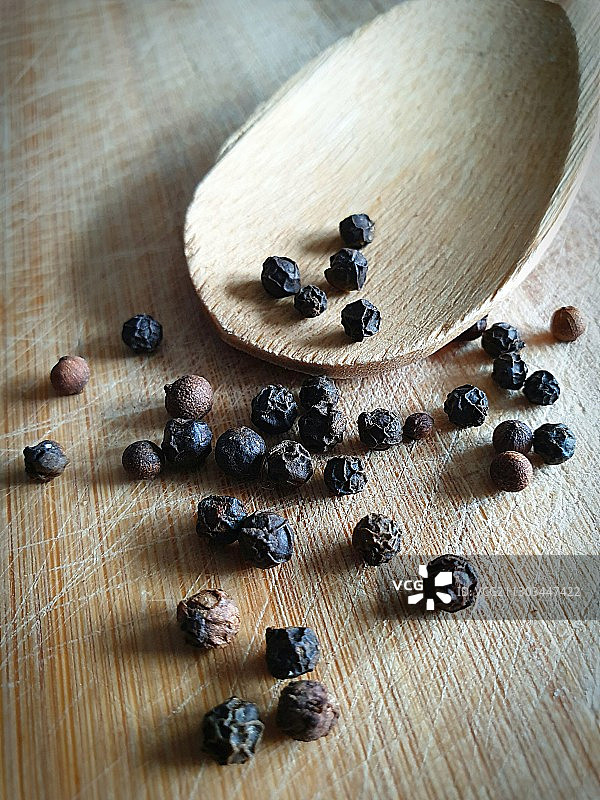 木桌上的黑胡椒高角度视图图片素材