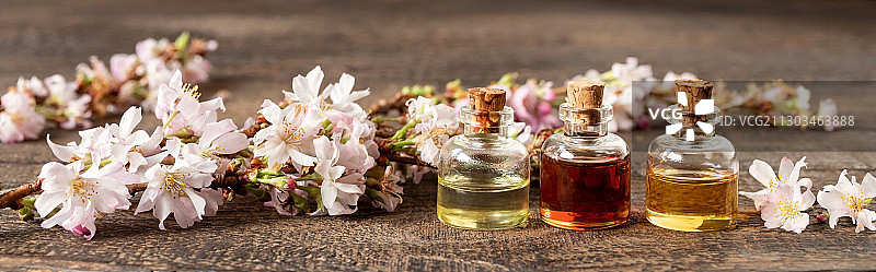 桌面上鲜花与瓶子的特写图片素材