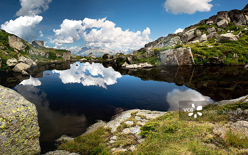 意大利卡瓦莱塞的湖光山色图片素材