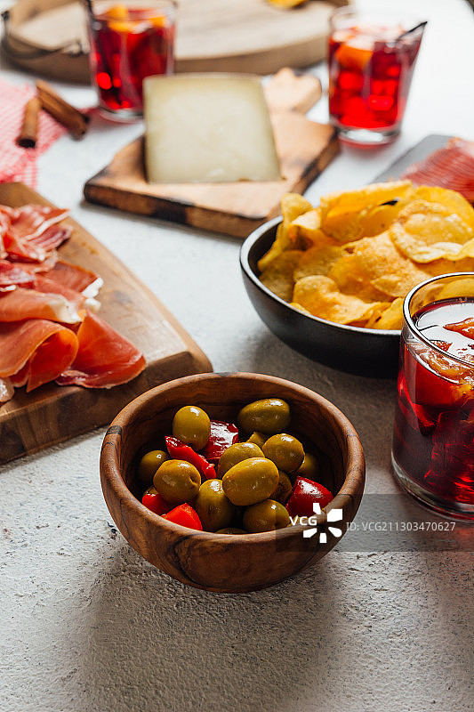 高角度的食物在桌子上图片素材