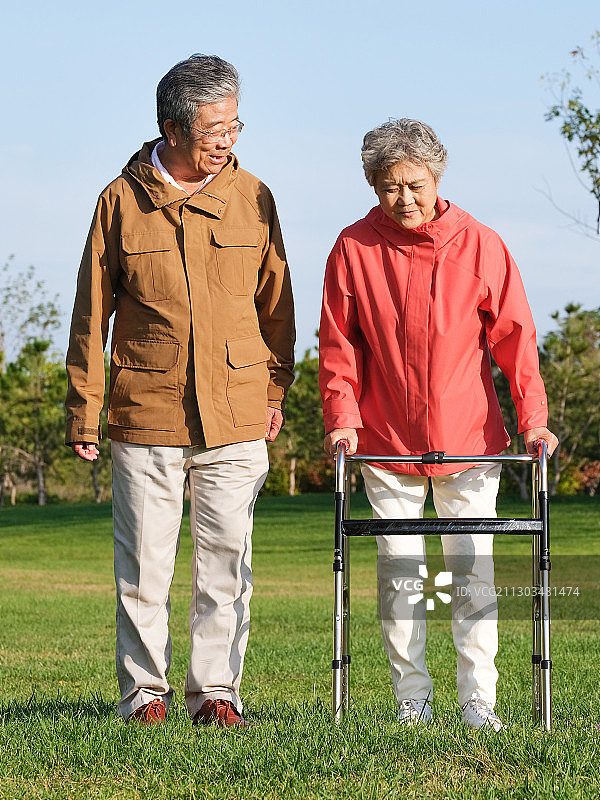 快乐的老年夫妇在公园散步图片素材