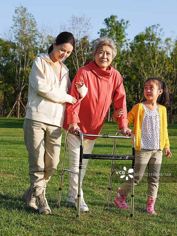 快乐的祖孙三人在公园散步图片素材