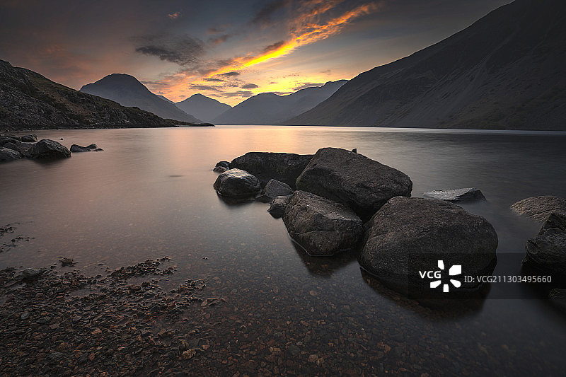日落时湖泊的风景图片素材