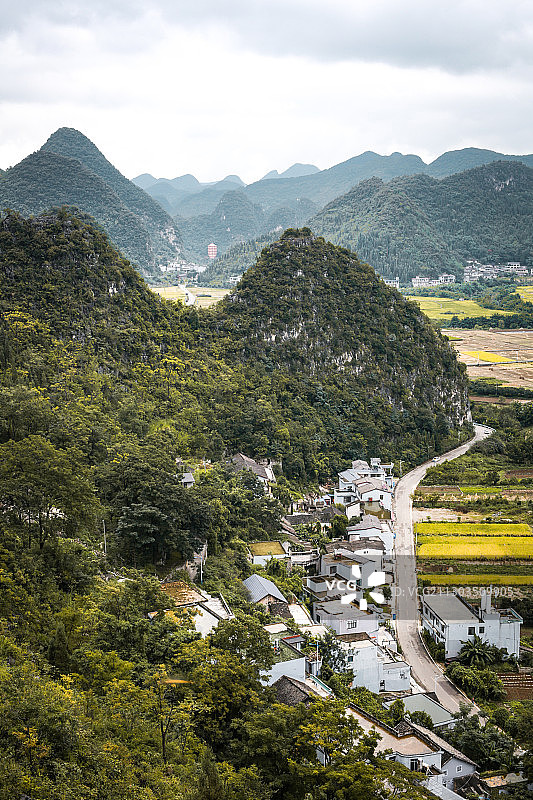 安详的万峰林村落图片素材