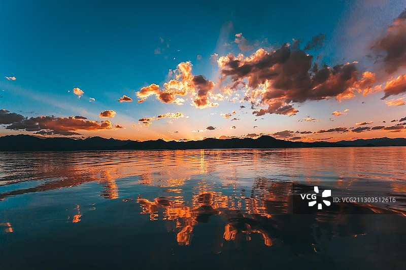 斑公湖日落图片素材