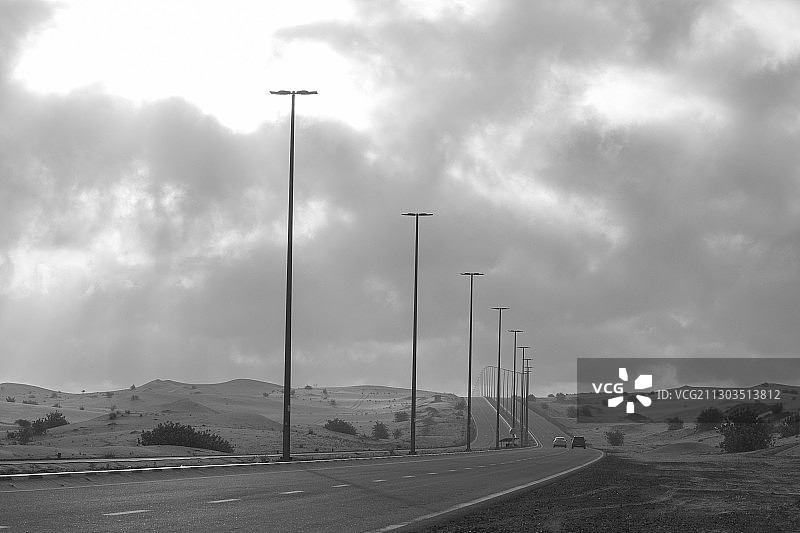 多云天空下的空旷道路图片素材