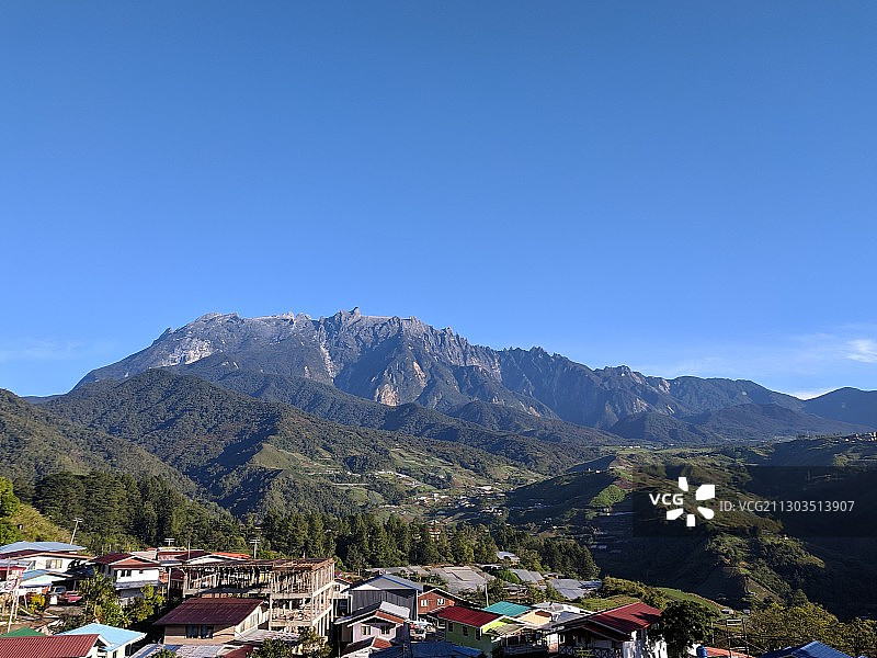 马来西亚沙巴州拉瑙，城镇和山脉映衬蓝天美景图片素材