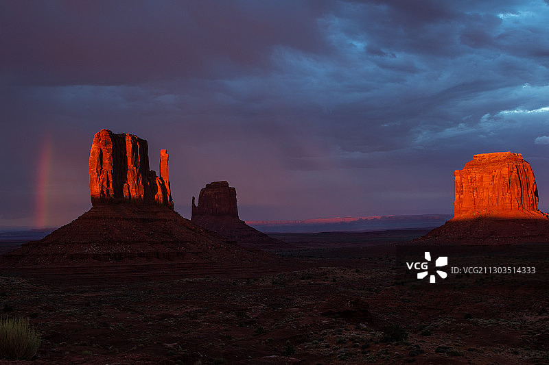 美国亚利桑那州纳瓦霍县日落时分的岩层景观图片素材