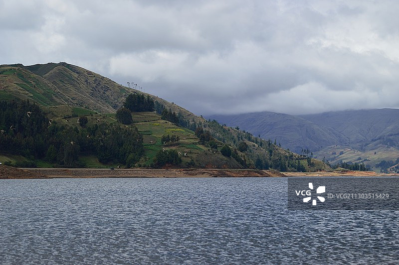 玻利维亚查帕雷省科恰班巴市湖光山色美景图片素材
