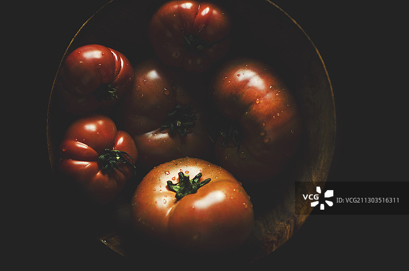 黑色背景下碗里的番茄特写，西班牙马德里图片素材