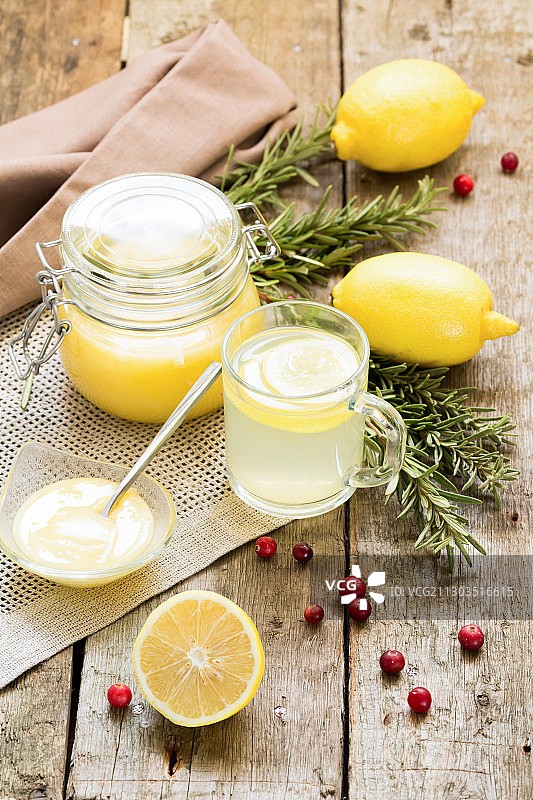 桌子上食材的高角度视图图片素材