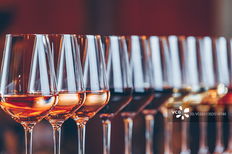 桌上葡萄酒杯特写图片素材