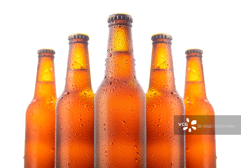 白色背景下的啤酒瓶特写图片素材