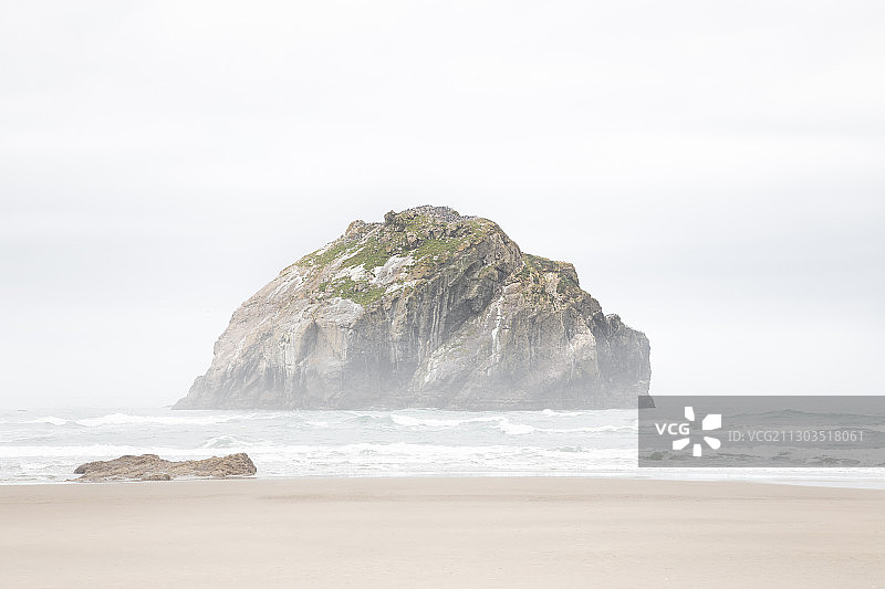 俄勒冈州德舒特斯县海滩岩石风光图片素材