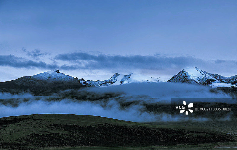 唐古拉山雪山图片素材