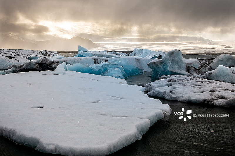 冬季冰岛的冰冻湖泊的风景图片素材