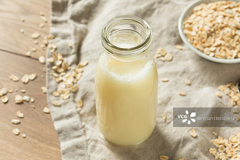 桌子上罐子里的饮料俯视图图片素材