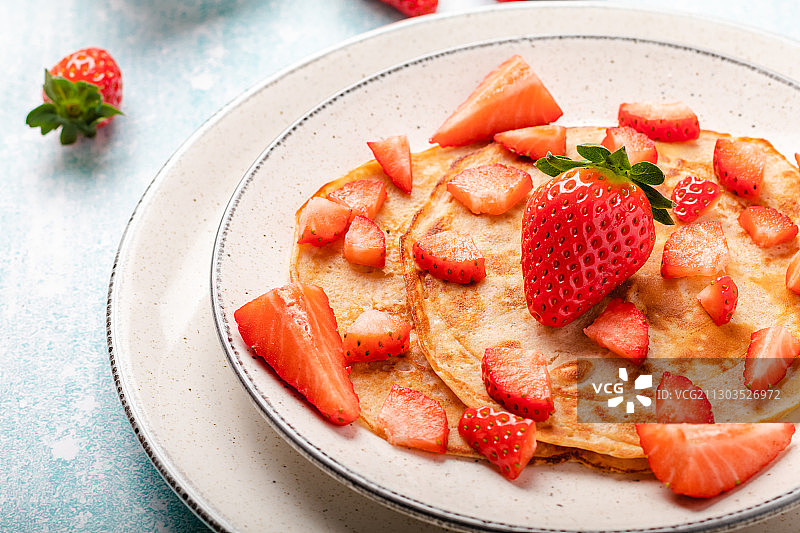 桌上盘子里的草莓特写图片素材