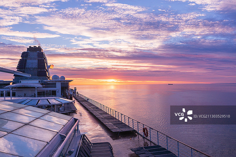 南美洲阿根廷邮轮在南冰洋迎着朝霞航行图片素材