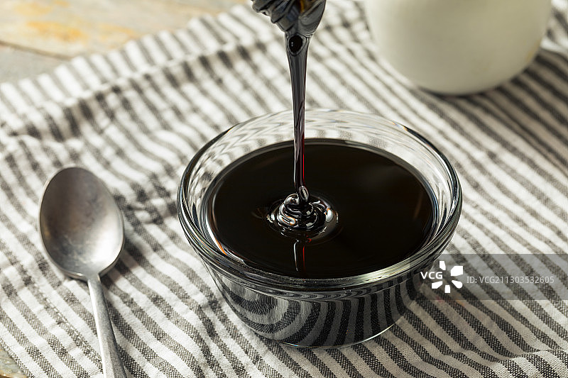 桌上倒酒的高角度视图图片素材